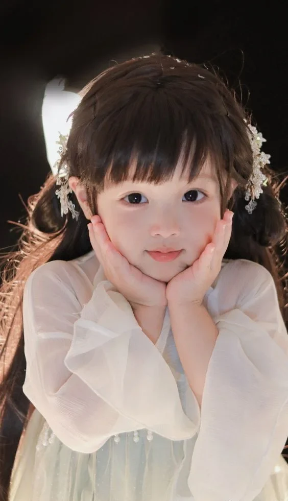 Ảnh bé gái 10 tuổi với vẻ ngây thơ và đầy tiềm năng.