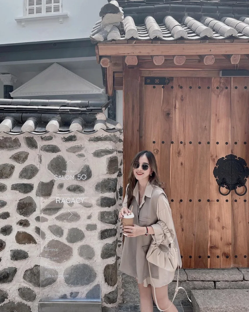 Ảnh con gái chụp trước gương với vẻ đẹp tự nhiên và tươi trẻ.