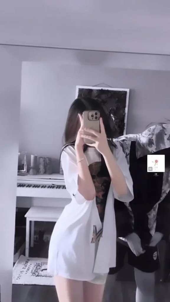 Ảnh gái xinh chụp trước gương với dáng điệu tinh tế, thu hút mọi ánh nhìn.
