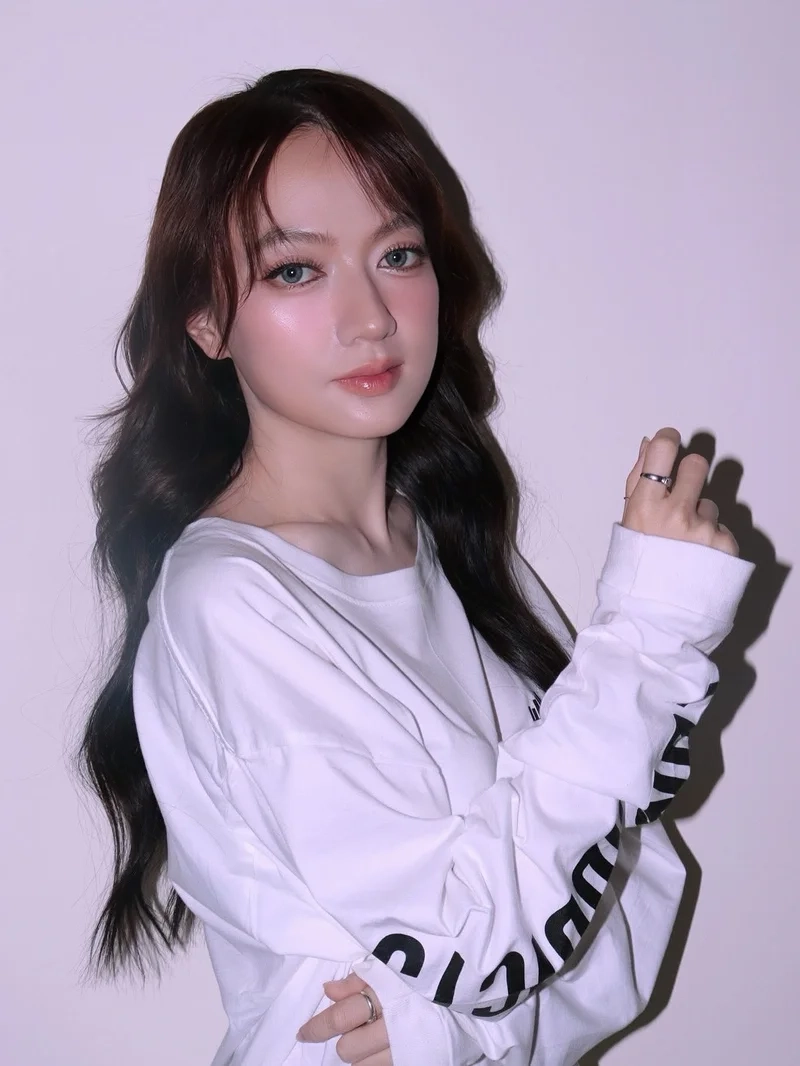 Ảnh Xuân Nghi phong cách thời trang đa sắc màu