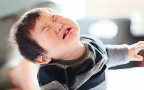 Crying meme emoji biểu cảm buồn cười không đỡ nổi!