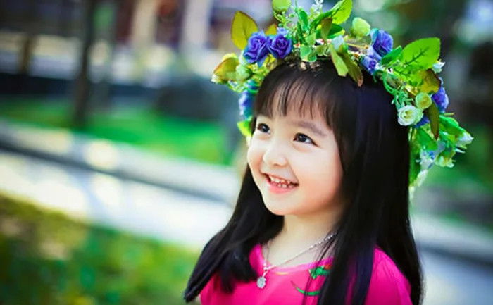 Tạo dáng chụp ảnh cho bé gái 5 tuổi, ghi lại sự ngây thơ và vui tươi.