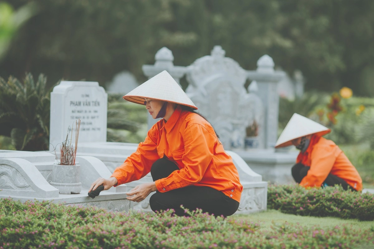 Cách chăm sóc mộ phần thường xuyên giúp mộ luôn sạch đẹp.
