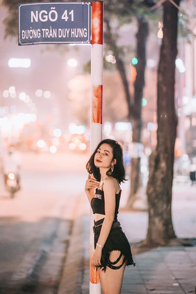 Chụp ảnh gái đẹp, khoe vẻ đẹp thanh thoát và dịu dàng.