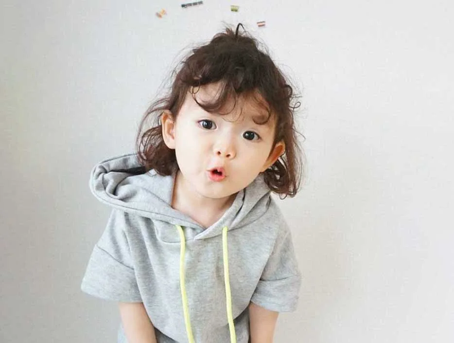 Ảnh bé gái đáng yêu Hàn Quốc mang vẻ đẹp thanh thoát và dễ thương.