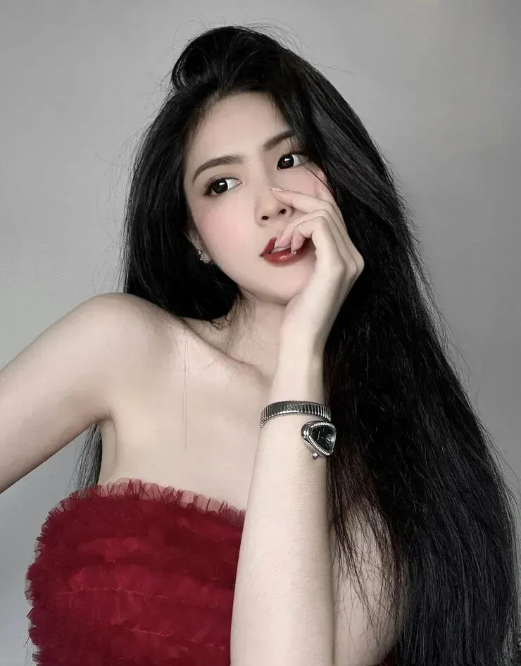 Gái đẹp 2k5 nổi bật với nét đẹp tươi mới, trẻ trung và không kém phần quyến rũ