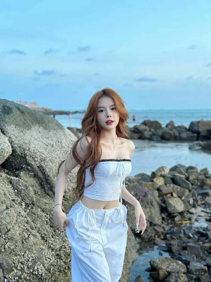 Gái đẹp 2k7 mang đến sự thu hút với vẻ ngoài trẻ trung, tràn đầy năng lượng
