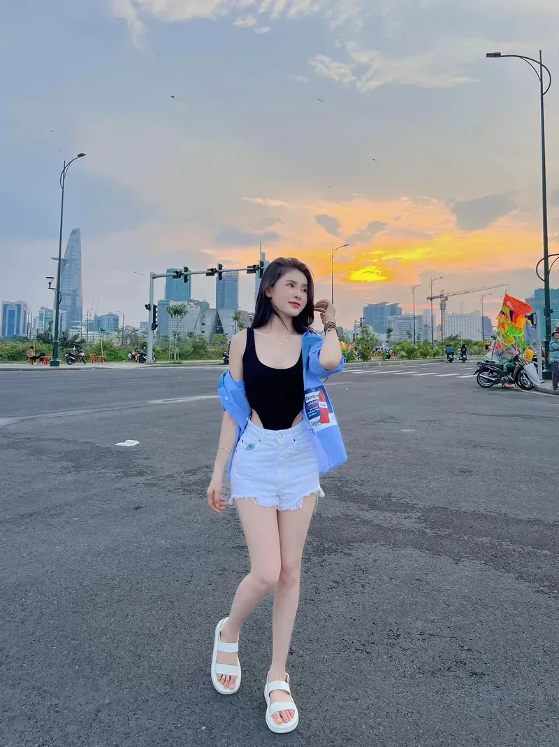Gái đẹp 2k8 tự tin thể hiện phong cách cá nhân, thu hút sự chú ý nhờ nét đẹp dễ thương và quyến rũ