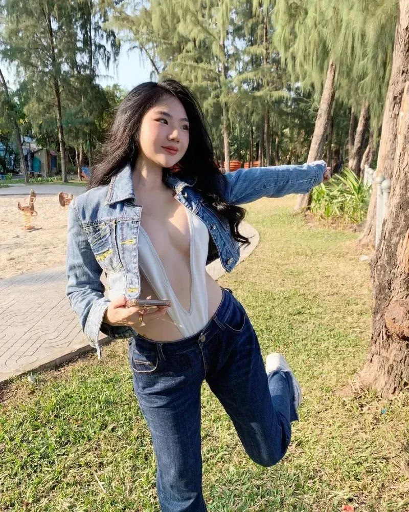 Gái Douyin thu hút với phong cách thời trang và vẻ ngoài ấn tượng.