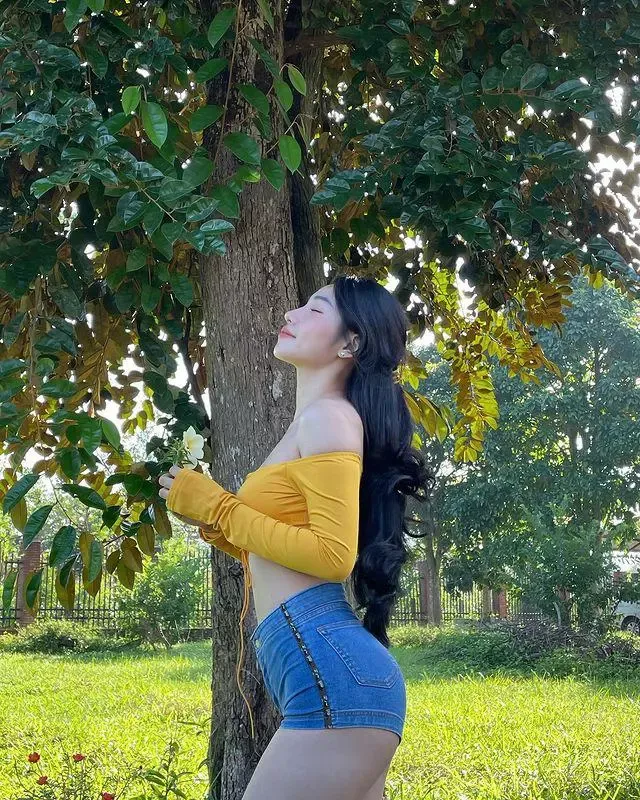 Gái xinh mặc quần jeans ôm sát, tôn dáng, thể hiện nét đẹp quyến rũ, cuốn hút