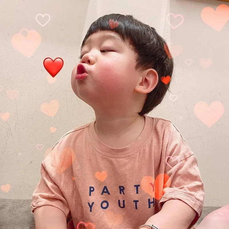Hình meme thả tim cực kỳ dễ thương, chắc chắn khiến bạn thích thú.