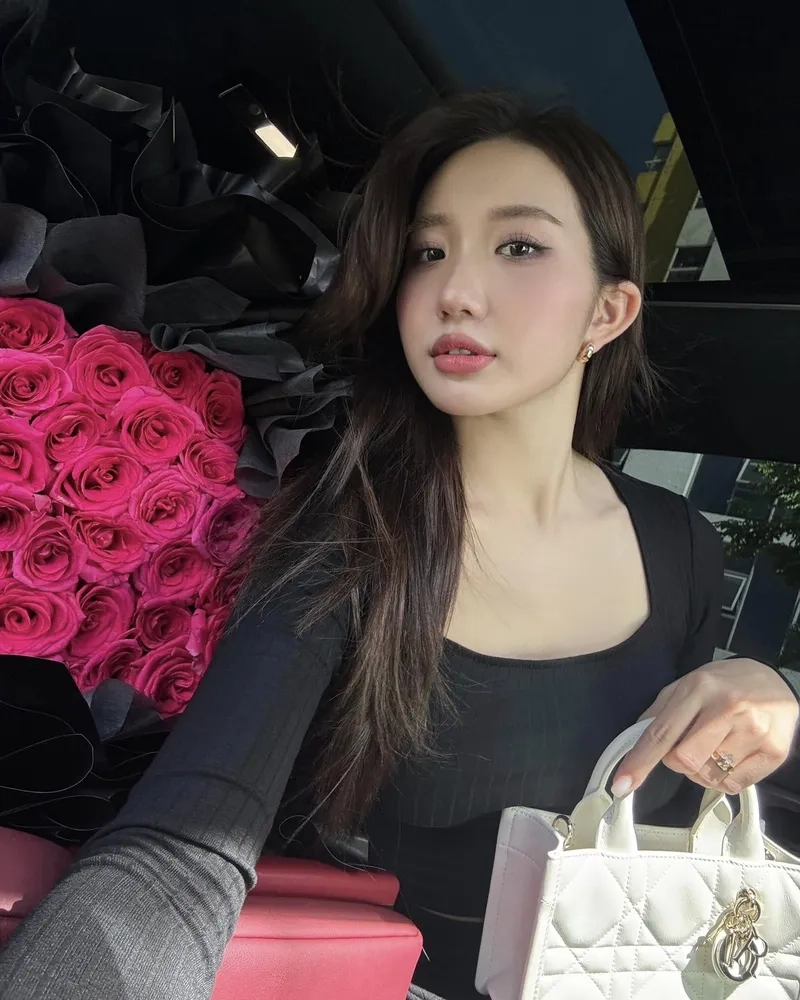 Loạt ảnh Lê Thị Khánh Huyền thần thái ngọt ngào