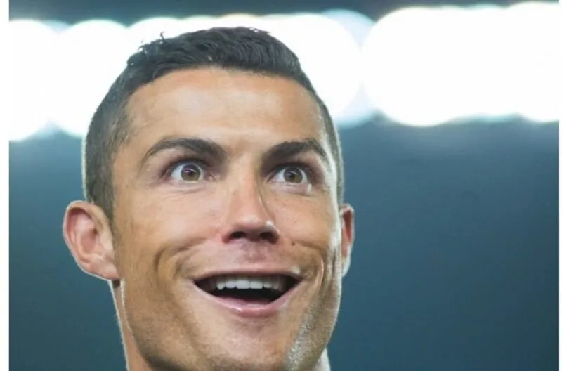 Ronaldo drinking meme khiến người hâm mộ thích thú với cách uống nước độc đáo.