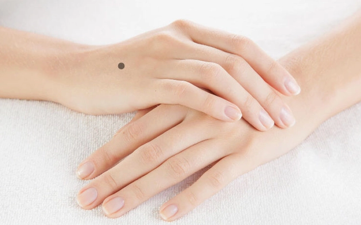 Xem Tướng Nốt Ruồi Trên Mu Bàn Tay Nữ: Giải Mã Vận Mệnh, Tình Duyên